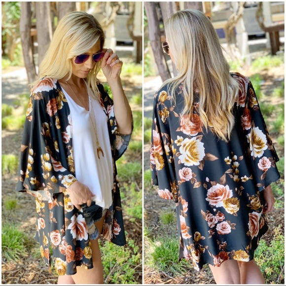 ✨LAST ONE✨Hunter green Floral Kimono - Picture 2 of 4